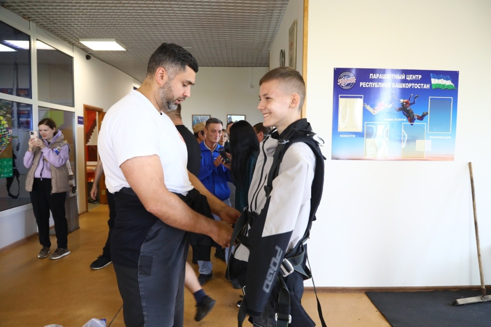 Малайҙар парашют менән һикерҙе