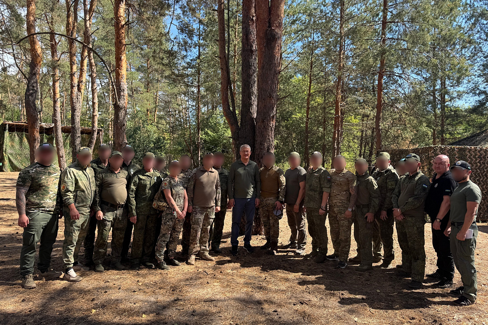 Радий Хәбиров Донбасста «Башҡортостан» полкы яугирҙәре менән осрашты