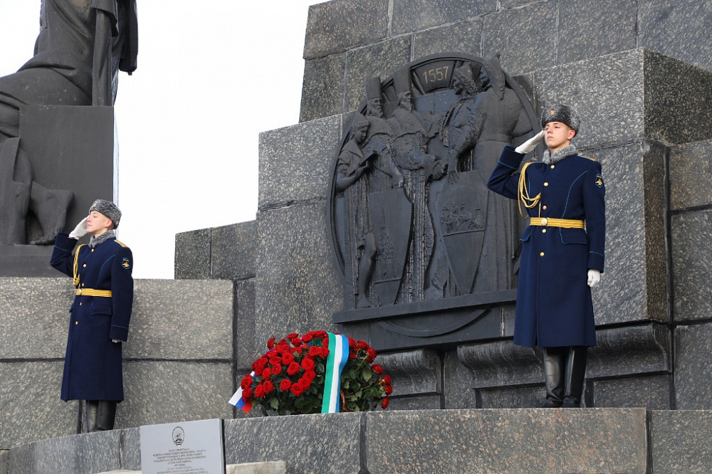 Радий Хәбиров Өфөләге Дуҫлыҡ монументына сәскә һалды